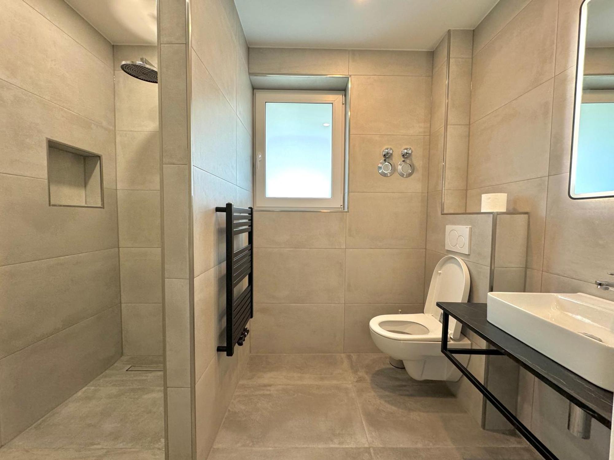 Aparts House - Balkon-Wifi-Kitchen Essen Luaran gambar