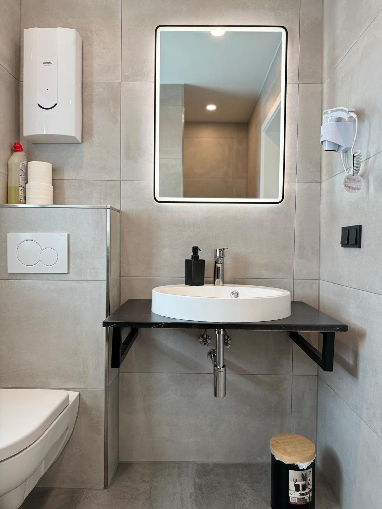 Aparts House - Balkon-Wifi-Kitchen Essen Luaran gambar